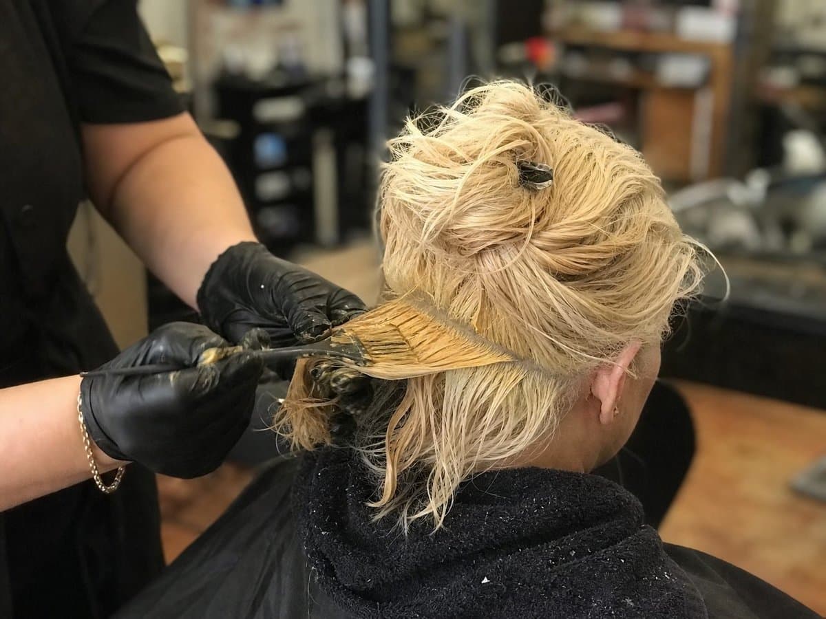 Haarfarben für Friseure: Farbtiefen, Aufhellungsuntergrund und Reflexneutralisierung