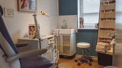 Frau Uschi M. Buchfeld-Lewohn