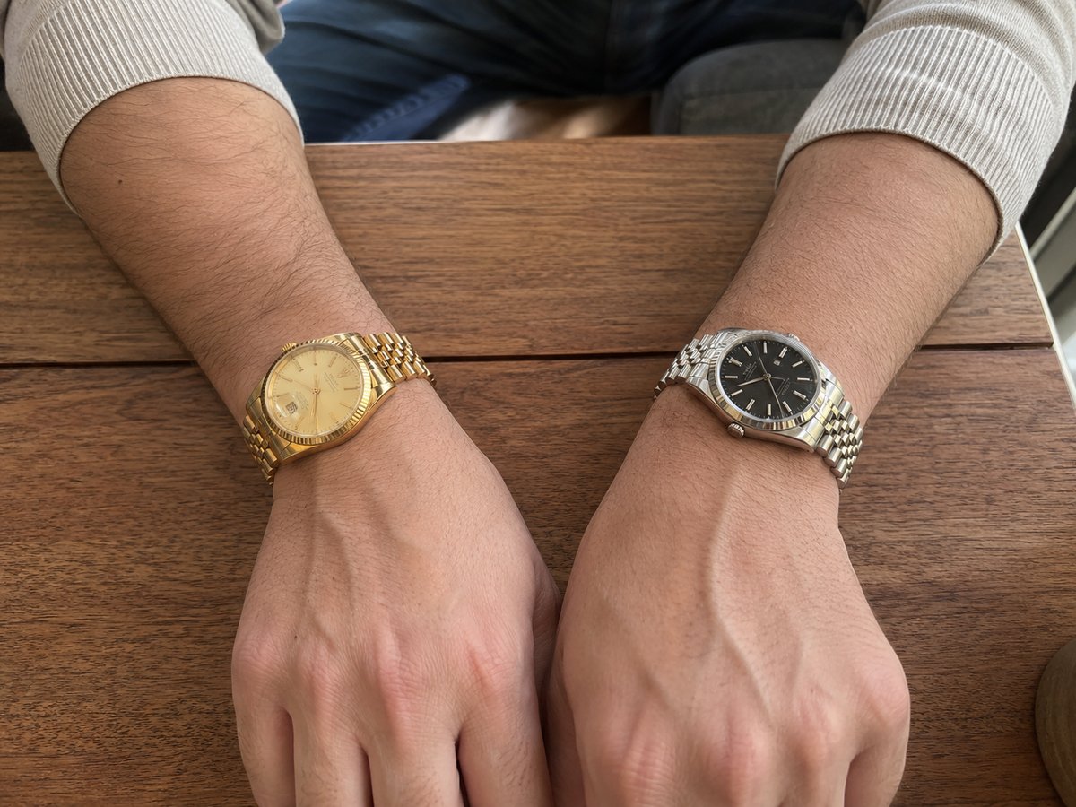 Goldene Uhr im Vergleich mit silberner Uhr am männlichen Handgelenk für den Farbtyp-Test