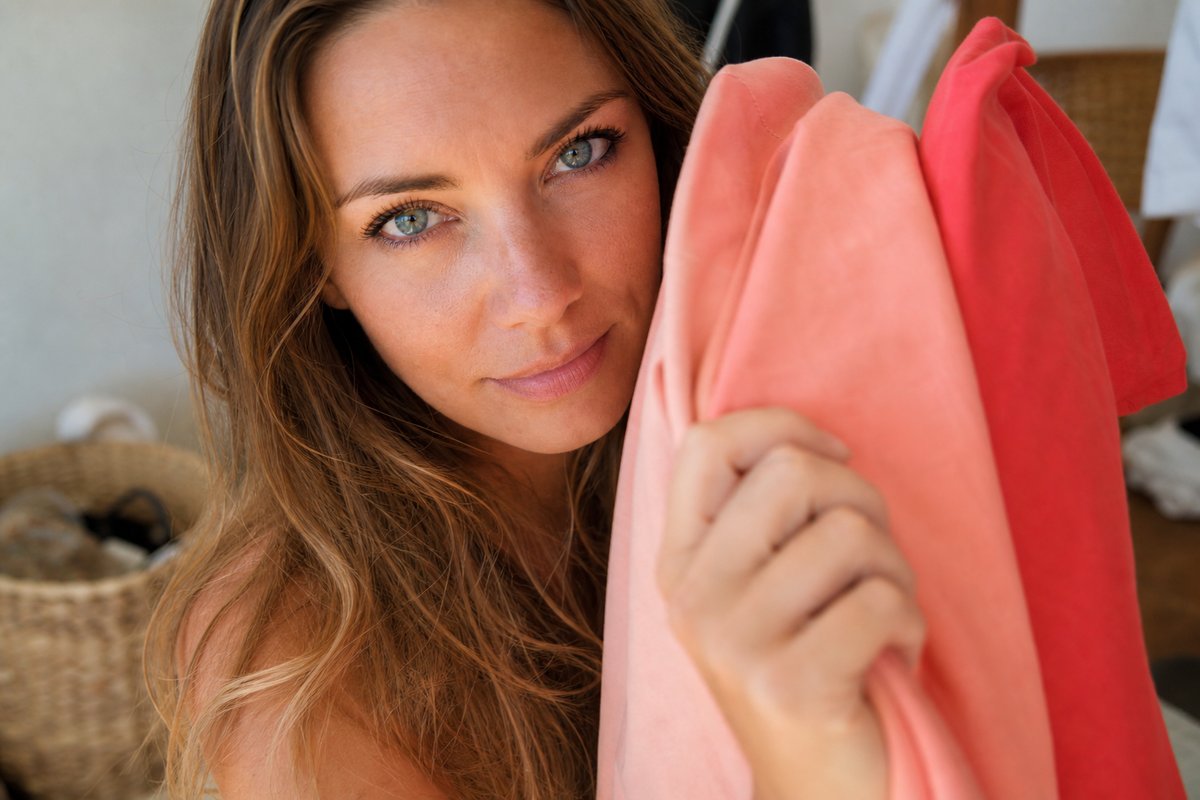 Vergleich von Draping-Tests zur Bestimmung des Frühlingstyps: Pastell, gesättigt und leuchtend nebeneinander