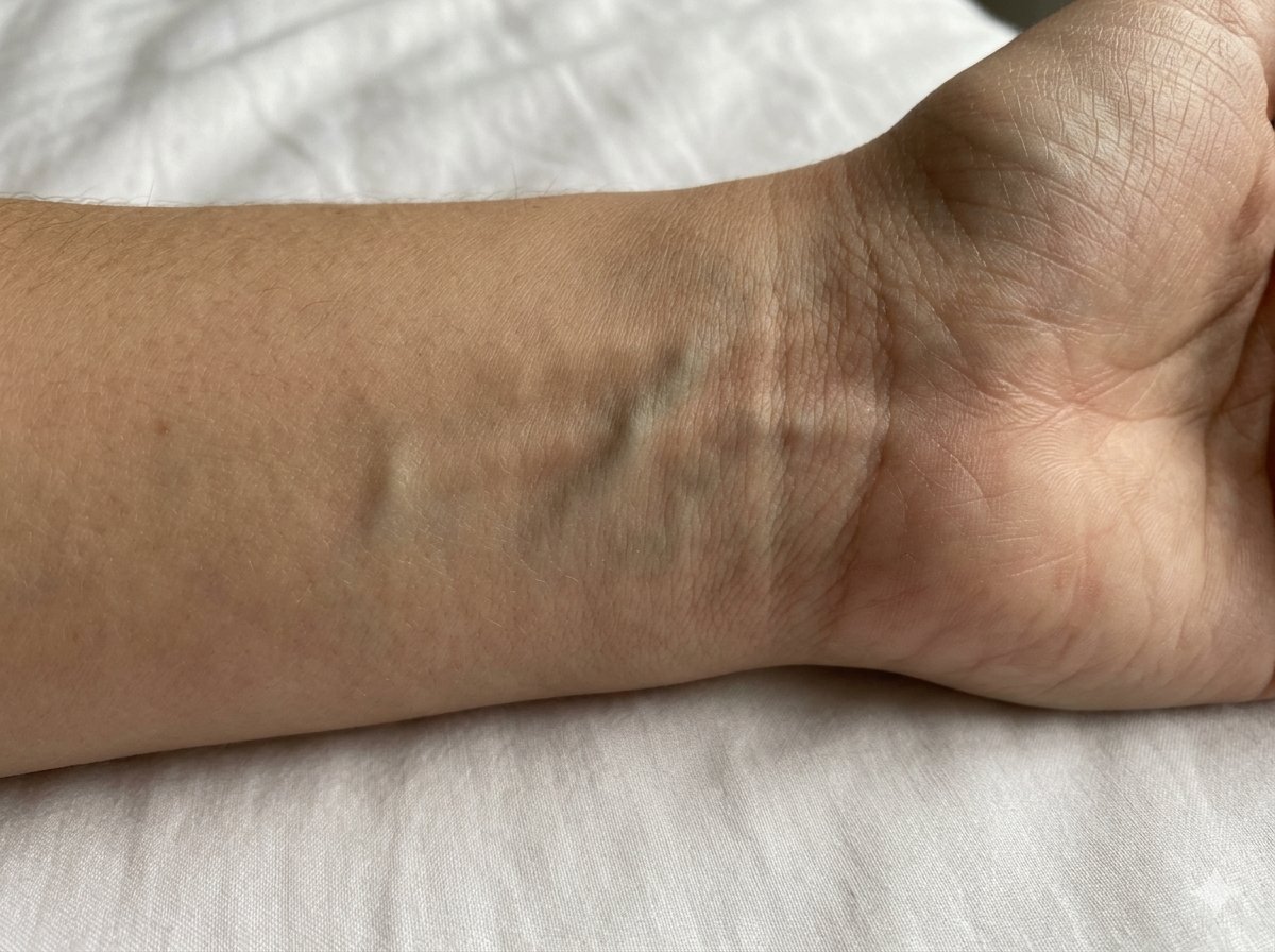 Innenseite des Handgelenks mit sichtbaren Venen zur Bestimmung des Hautuntertons